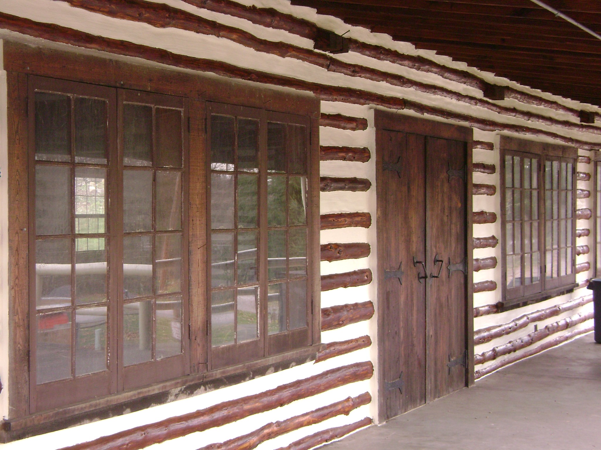 Rustic log home built by Mt. Tabor Builders